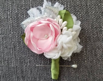 Keepsake boutonniere pink