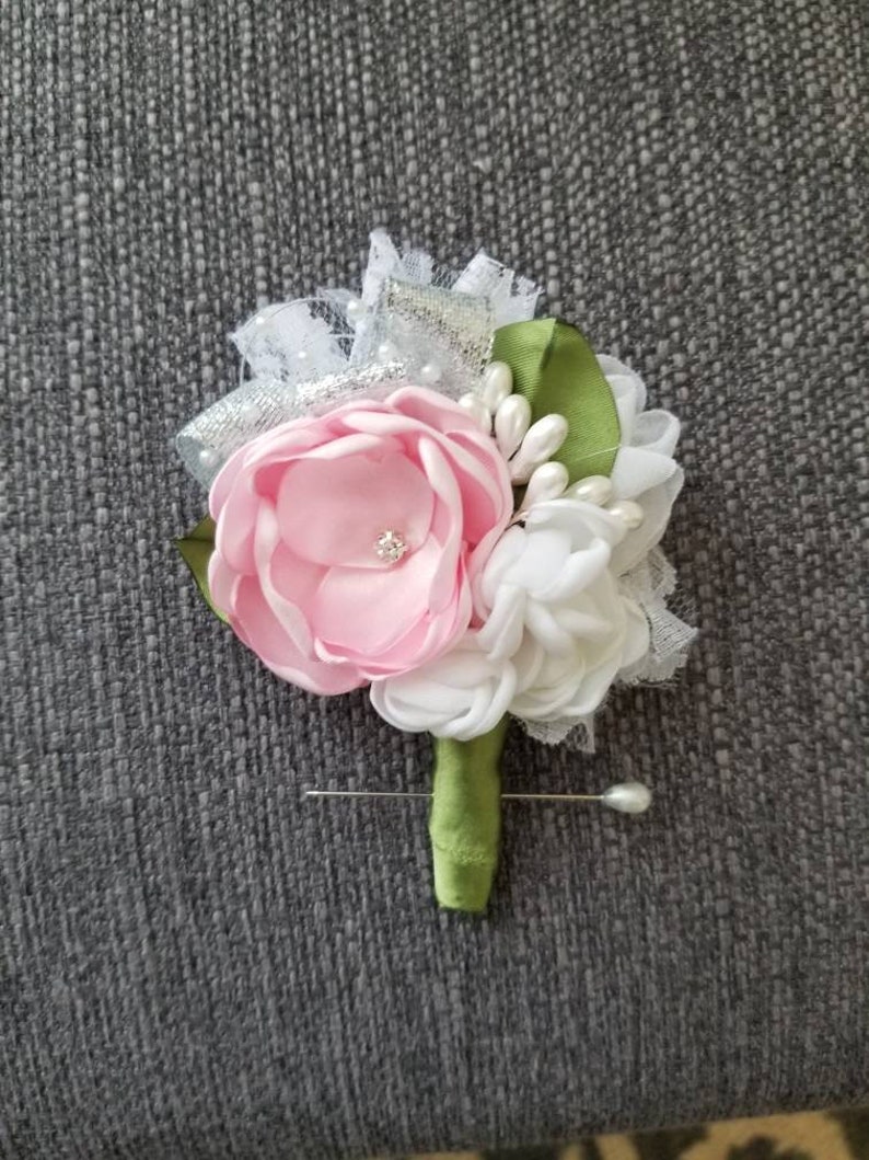 Keepsake boutonniere pink image 1