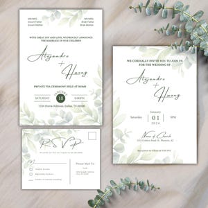 以下が含まれることがあります： 緑と白の花柄のデザインの結婚式の招待状セット。招待状には「アレハンドロ + フオン」の名前と「2024年1月1日」の日付が記載されています。RSVPカードには、ゲストが出席するかどうかを記入する欄と、郵送先住所が記載されています。