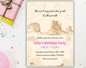 Könnte beinhalten: Einladung zum Geburtstag im Western-Stil mit beigem Hintergrund. Die Einladung zeigt Illustrationen von Wüstenlandschaften, Kakteen und einem Cowboy. Der Text enthält "Sally's Birthday Party" und Veranstaltungsdetails.