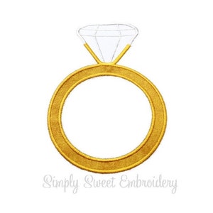 Puede incluir: Un anillo de oro con un diamante blanco en la parte superior. El anillo es de diseño simple con una banda redonda.