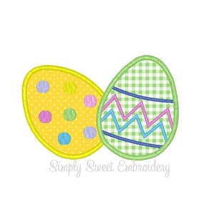 Könnte beinhalten: Zwei gestickte Ostereier. Ein Ei ist gelb mit bunten Punkten. Das andere Ei ist grün-weiß kariert mit blauen und rosa Zickzack- und Streifenmustern. Der Text "Simply Sweet Embroidery" steht darunter.