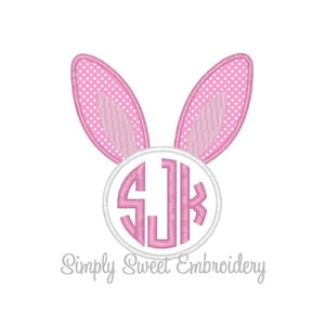 Puede incluir: Orejas de conejo rosas con lunares blancos y un círculo blanco con el monograma "SJK" en rosa en su interior. El texto "Simply Sweet Embroidery" está debajo del círculo.