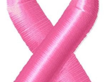 Op de afbeelding: Een roze satijnen lint geknoopt in een lus, een symbool voor bewustwording van borstkanker.