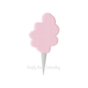 Puede incluir: Algodón de azúcar rosa en un palo blanco. El algodón de azúcar tiene la forma de una nube. El texto "Simply Sweet Embroidery" está debajo del algodón de azúcar.