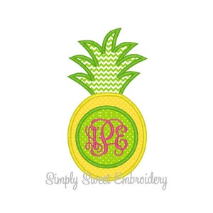 Op de afbeelding: Geborduurd ananasontwerp met groene, gele en roze accenten. De ananas heeft een groen zigzagpatroon aan de bovenkant, een gele buitenring en een groene binnenste cirkel met een roze monogram. De tekst "Simply Sweet Embroidery" staat eronder.