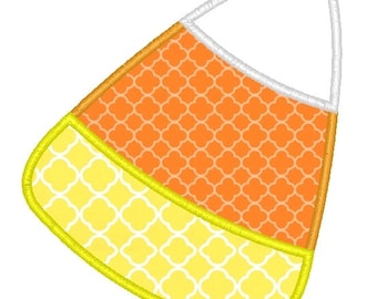 Op de afbeelding: Een oranje, gele en witte candy corn applique met een witte lus aan de bovenkant. De candy corn is versierd met een geometrisch patroon.