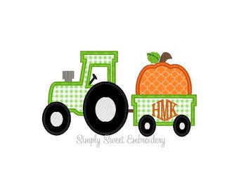 Op de afbeelding: Een groene en witte geruite tractor trekt een wagen met een grote oranje pompoen en het monogram "HMK" aan de zijkant.