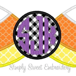 Może przedstawiać: Fioletowy monogram liter "SJR" w kółku na czarno-białym wzorze w kratkę. Koło jest otoczone dwoma kształtami kukurydzy cukrowej w paski pomarańczowe, żółte i białe. Tekst "Simply Sweet Embroidery" znajduje się na dole obrazu.