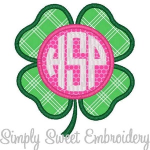 Peut inclure: Un trèfle à quatre feuilles vert avec un cercle rose au centre. Le cercle a un monogramme blanc au centre. Le trèfle a un motif à carreaux.