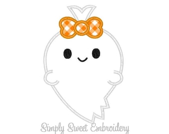 Puede incluir: Un fantasma blanco con una cara linda y un lazo a cuadros naranja y blanco. El fantasma está sonriendo y tiene una cabeza pequeña y puntiaguda.