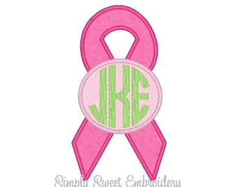 Puede incluir: Un lazo rosa con un emblema circular en el centro. El emblema presenta las iniciales "JRE" en verde, sobre un fondo rosa con lunares. Las palabras "Simply Sweet Embroidery" están en la parte inferior.