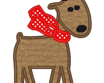 Könnte beinhalten: Ein braunes Cartoon-Rentier mit einem rot-weiß gepunkteten Schal. Das Rentier hat große braune Augen und eine schwarze Nase. Das Rentier steht auf einem weißen Hintergrund.