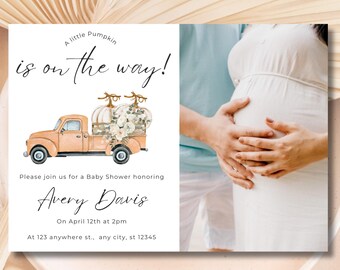 Könnte beinhalten: Babyparty-Einladung mit einem pfirsichfarbenen Truck, der Kürbisdekorationen mit weißen Blumen transportiert. Der Text lautet "A little Pumpkin is on the way!" und lädt die Gäste ein, Avery Davis am 12. April zu feiern.