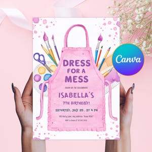 Może przedstawiać: Różowa karta zaproszenia z napisem "Dress for a Mess" i "Isabella's 7th Birthday!" przedstawia wzór fartucha, pędzle i paletę malarską. Logo Canva jest widoczne w rogu.