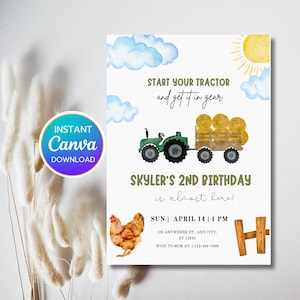 Peut inclure: Une invitation d'anniversaire sur le thème de la ferme, avec un tracteur vert tirant une remorque de balles de foin. Le texte indique "Start your tractor and get it in gear" et "Skyler's 2nd Birthday is almost here !" Un poulet et un soleil sont également représentés.