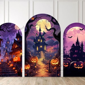 Könnte beinhalten: Drei Halloween-Themen-Bogen-Dekorationen. Jede zeigt eine gruselige Szene mit einem Spukhaus, Kürbissen und einem Vollmond. Die Farbpalette umfasst Schattierungen von Lila, Orange und Schwarz und erzeugt eine festliche und unheimliche Atmosphäre.
