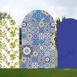 Pode incluir: Três cenários de fotografia em forma de arco. O cenário à esquerda tem um fundo branco com um padrão de árvore de limão. O cenário do meio tem um padrão de azulejos azuis e brancos. O cenário à direita é azul sólido.