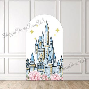 Puede incluir: Un gran telón de fondo arqueado con una ilustración de castillo de cuento de hadas en azul, dorado y blanco, con acentos florales rosas. El texto "Happy Party Time Us" es visible. El telón de fondo está colocado contra una pared blanca.
