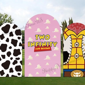 Op de afbeelding: Drie decoratieve boogvormige panelen met een cartoon thema. Eén paneel heeft een zwart-wit koeienpatroon, een ander heeft de tekst "TWO INFINITY AND BEYOND" op een roze achtergrond, en de derde is een Woody kostuum.