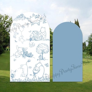 Puede incluir: Dos paneles arqueados, uno blanco con dibujos lineales azules de personajes de Winnie the Pooh, el otro azul claro liso. El panel blanco tiene el texto "Happy Party Time". Sobre un césped verde y árboles.