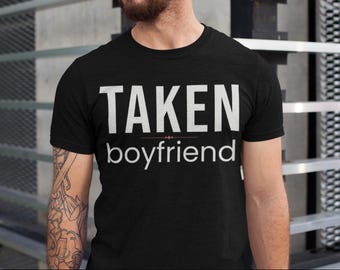 Maglietta "Taken Boyfriend" - Maglietta coordinata per coppia come regalo di anniversario/Maglietta regalo per fidanzato/Maglietta carina per coppia