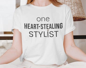 Maglietta da stilista che ruba un cuore, maglietta regalo per parrucchiere, maglietta carina da salone, regalo di laurea in cosmetologia, maglietta da parrucchiere