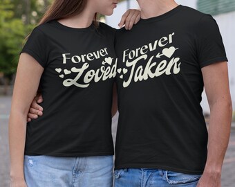 Magliette per coppie "Forever Loved & Forever Taken" / Regalo romantico per San Valentino, anniversario, magliette coordinate per lui e per lei