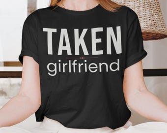 Maglietta "Taken Girlfriend" - Maglietta carina a tema coppia per regalo di anniversario / Maglietta regalo per fidanzata / Maglietta coordinata per coppia