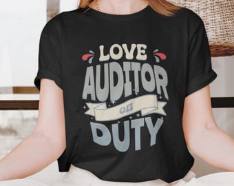 Maglietta Love Auditor on Duty, maglietta divertente per San Valentino da contabile, regalo umoristico per la contabilità, maglietta Love per professionisti della finanza