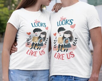 Maglietta Love Looks Like Us / Maglietta per coppie di San Valentino / Maglietta romantica abbinata / Maglietta grafica con scritta "Love" / Regalo di anniversario
