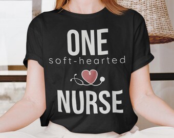 Una maglietta da infermiera dal cuore tenero - Abito per lei/lui che esprime apprezzamento per l'infermiera / Maglietta regalo premurosa per l'infermiera / Maglietta comoda per l'allattamento