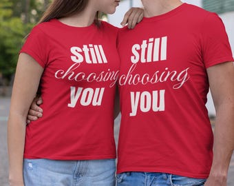 Maglietta Still Choosing You / Maglietta per San Valentino di coppia / Maglietta con citazione d'amore romantico / Regalo di coppia abbinato / Maglietta per moglie e fidanzata