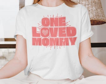 Maglietta One Loved Mommy / Maglietta per San Valentino / Maglietta per mamme carine / Maglietta grafica sulla maternità / Regalo per mamme / Regalo carino per mamme