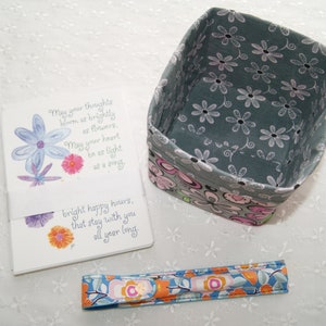 Um cesto de tecido de algodão 4"x4"x4", duas (2) seleções de cores, cinza rosa floral