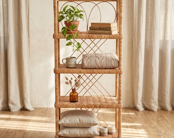 Estantería pequeña de mimbre y librería de ratán, estantería de mimbre para plantas o libros en la decoración de la sala de estar.