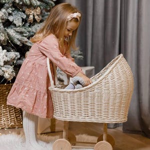 Rieten kinderwagen, poppenwagen voor peuter, duwbuggy speelgoed, babymeisje douchecadeau, eco speelgoedmand, decor kinderkamer poppenwagen voor kinderkamer