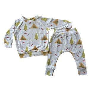 Conjunto de dos piezas para estar en casa para niños pequeños: acogedor estampado de acampada en suave algodón modal y elastano