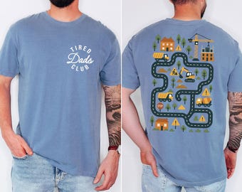 Camiseta Comfort Colors® del Club de Papás Cansados, Camiseta para Papá de la Construcción, Camiseta con Cars para Jugar en la Espalda, Camiseta de Pista de Carreras de Autos Mat Road, Regalo para el Día del Padre