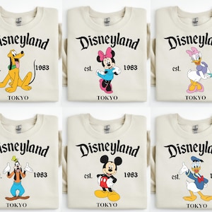 Sudadera vintage de Tokio Disneyland, sudadera con capucha de Mickey y sus amigos, suéter de vacaciones familiares de Disney Tokio, Japón, camisetas familiares a juego de Disney imagen 1