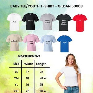 K&ouml;nnte beinhalten: Eine Auswahl an Baby- und Jugend-T-Shirts in verschiedenen Farben, darunter Wei&szlig;, Schwarz und Rot. Auf den Shirts steht "BABY TEE/YOUTH T-SHIRT - GILDAN 5000B". Eine Gr&ouml;&szlig;entabelle mit Ma&szlig;en in cm ist ebenfalls abgebildet.