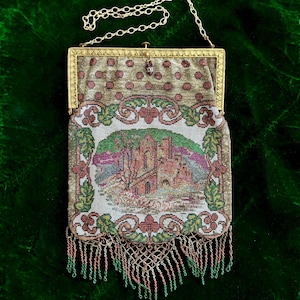 Monedero antiguo victoriano con escena de castillo PASTORAL con microcuentas, con detalles metálicos en cobre anaranjado brillante, verde, blanco plateado y marco dorado