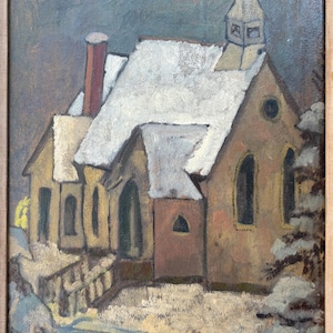 Op de afbeelding: Olieverfschilderij van een kerk in de winter, met sneeuw op het dak en een toren. Het kunstwerk is ingelijst in een licht houten frame. Het kleurenpalet omvat bruin-, beige- en blauwtinten, die een koud winterlandschap oproepen.