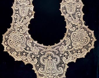 Antieke Victoriaanse GROTE KANTENKRAAG - theegekleurd (vintage 19e eeuw)
