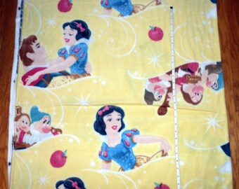 Snow WhiteSleeping BeautyCinderella Polar Fleece Throw BlanketDisney