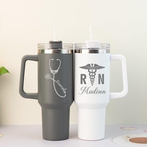 Vaso personalizado para enfermeras, vaso de 1,2 litros con nombre grabado, pajita y tapa, regalo para médicos, regalo para enfermeras, regalo con forma de corazón y estetoscopio, regalo de agradecimiento para enfermeras