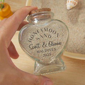 Personlig smekmånadsminnesburk i sand, hjärtformad smekmånadssandburk, bröllopspresent till par, flaska för strandsemesterminnesburk, sandburk i glas