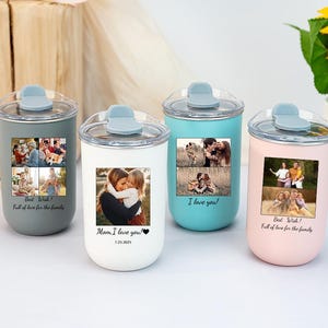 Könnte beinhalten: Vier zylindrische Becher mit transparenten Deckeln und hellblauen Verschlüssen in Grau, Weiß, Türkis und Hellrosa. Jeder Becher zeigt individuelle Fotocollagen und Texte wie Best Wish! Full of love for the family oder Mom. I love you!.