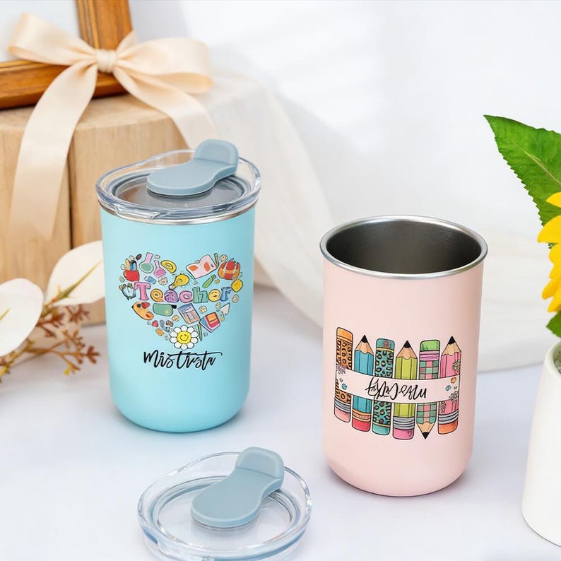 Pu&ograve; includere: Due bicchieri in acciaio inossidabile, uno azzurro e uno rosa, con coperchi. Il bicchiere blu presenta un design a forma di cuore con le parole "Teacher" e "Mistrista". Il bicchiere rosa ha un design a matita con la parola "Esperen".