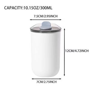 Pu&ograve; includere: Bicchiere termico bianco con coperchio grigio e capacit&agrave; di 300 ml. Il bicchiere &egrave; alto 12 cm, largo 7,5 cm e ha un diametro di 7 cm. Il coperchio ha una piccola maniglia grigia rialzata.
